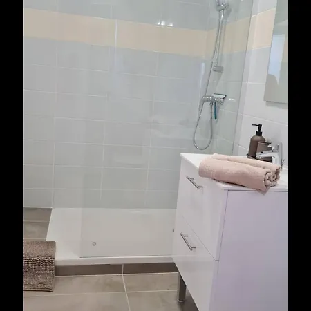 Apartment 4- Hypercentre, Free Parking, Clim, Wifi, Netflix Libourne